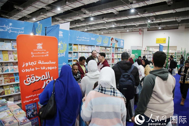 觀眾參觀書展展臺(tái)。人民網(wǎng)記者 黃培昭攝