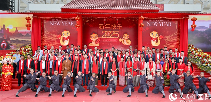 緬甸領(lǐng)導(dǎo)人敏昂萊及馬珈大使與出席活動(dòng)的嘉賓合影-人民網(wǎng)記者謝佳君攝