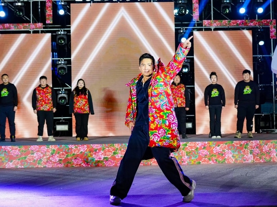 健身教練劉畊宏耐心帶領(lǐng)現(xiàn)場(chǎng)以及線上的朋友們進(jìn)行熱身。人民網(wǎng)記者 許維娜攝