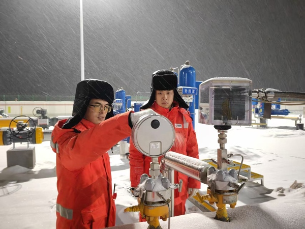 黑河作業(yè)區(qū)員工夜間對天然氣管道進(jìn)行巡檢。受訪者供圖