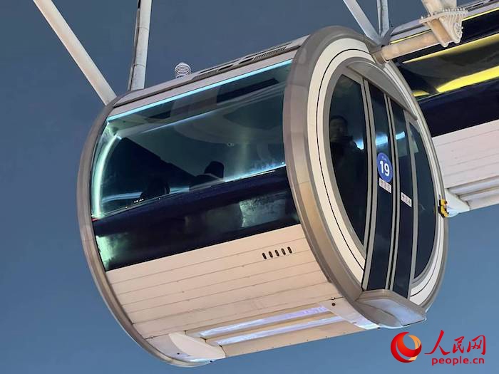 安裝了四要素微型氣象站的摩天輪轎廂。人民網(wǎng) 高清揚(yáng)攝