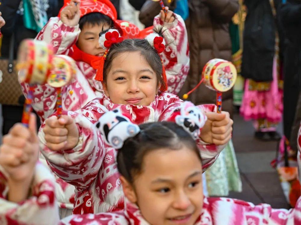 △新疆大巴扎社火迎新春，孩子們?cè)诂F(xiàn)場(chǎng)表演。