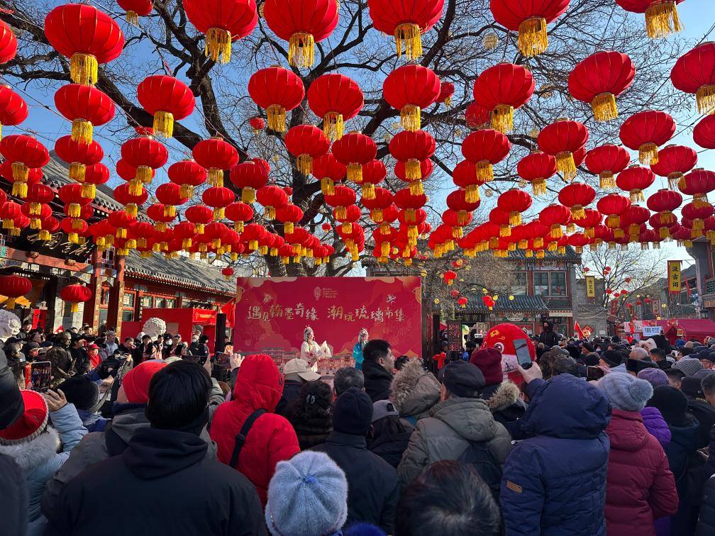 1月29日，市民游客在北京廠甸廟會(huì)感受濃濃年味。新華社記者 楊淑君 攝