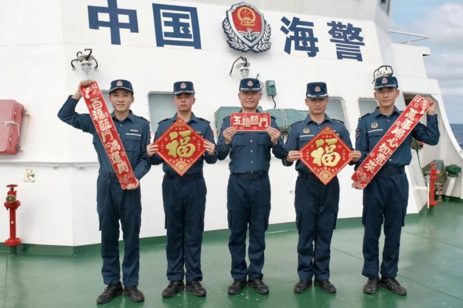 1月27日，中國海警海鷗艦執(zhí)法員們展示春聯福字，慶祝農歷春節(jié)。
