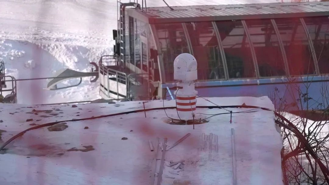 設(shè)在坡面障礙技巧和大跳臺雪道旁的激光測風(fēng)雷達(dá)。氣象部門供圖