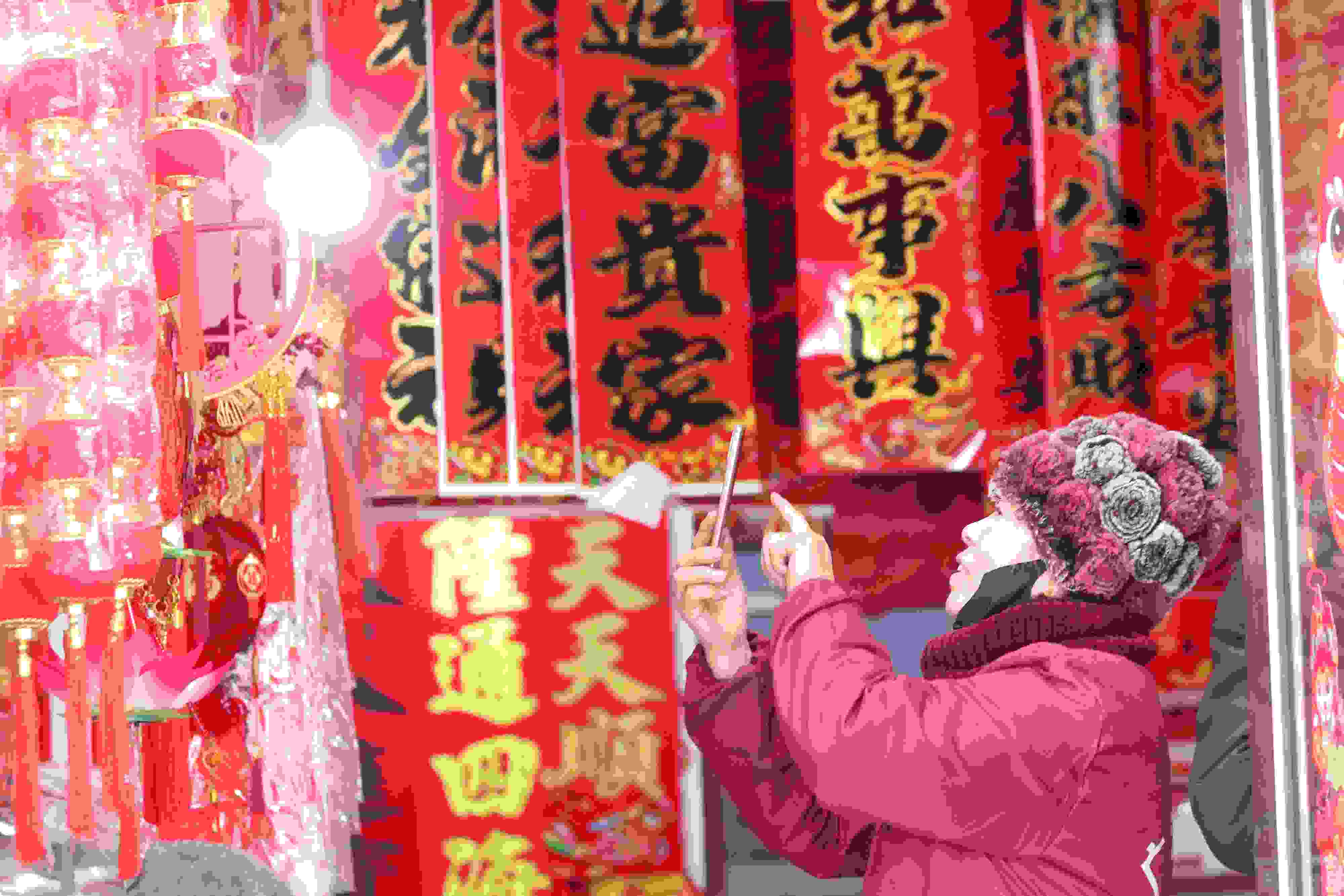 2025年1月5日，在山東省高密市夏莊鎮(zhèn)東李家村，商戶通過手機在網(wǎng)上推銷新春飾品。