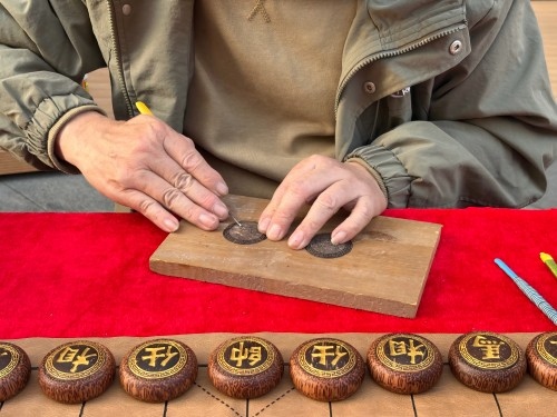 柯秋楓正在雕刻。人民網 陳葉欣攝