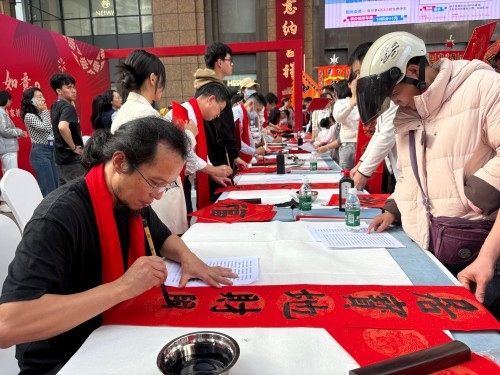 活動現(xiàn)場贈送春聯(lián)和福字。人民網 陳葉欣攝