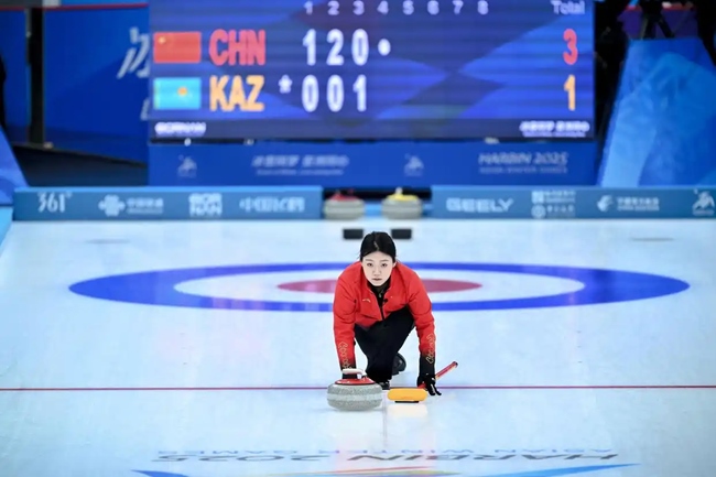 2月4日，中國(guó)隊(duì)選手韓雨在比賽中擲壺。新華社記者 江漢 攝