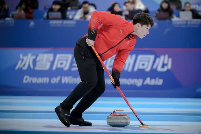 2月4日，中國(guó)隊(duì)選手王智宇在比賽中擦冰。新華社記者 江漢 攝