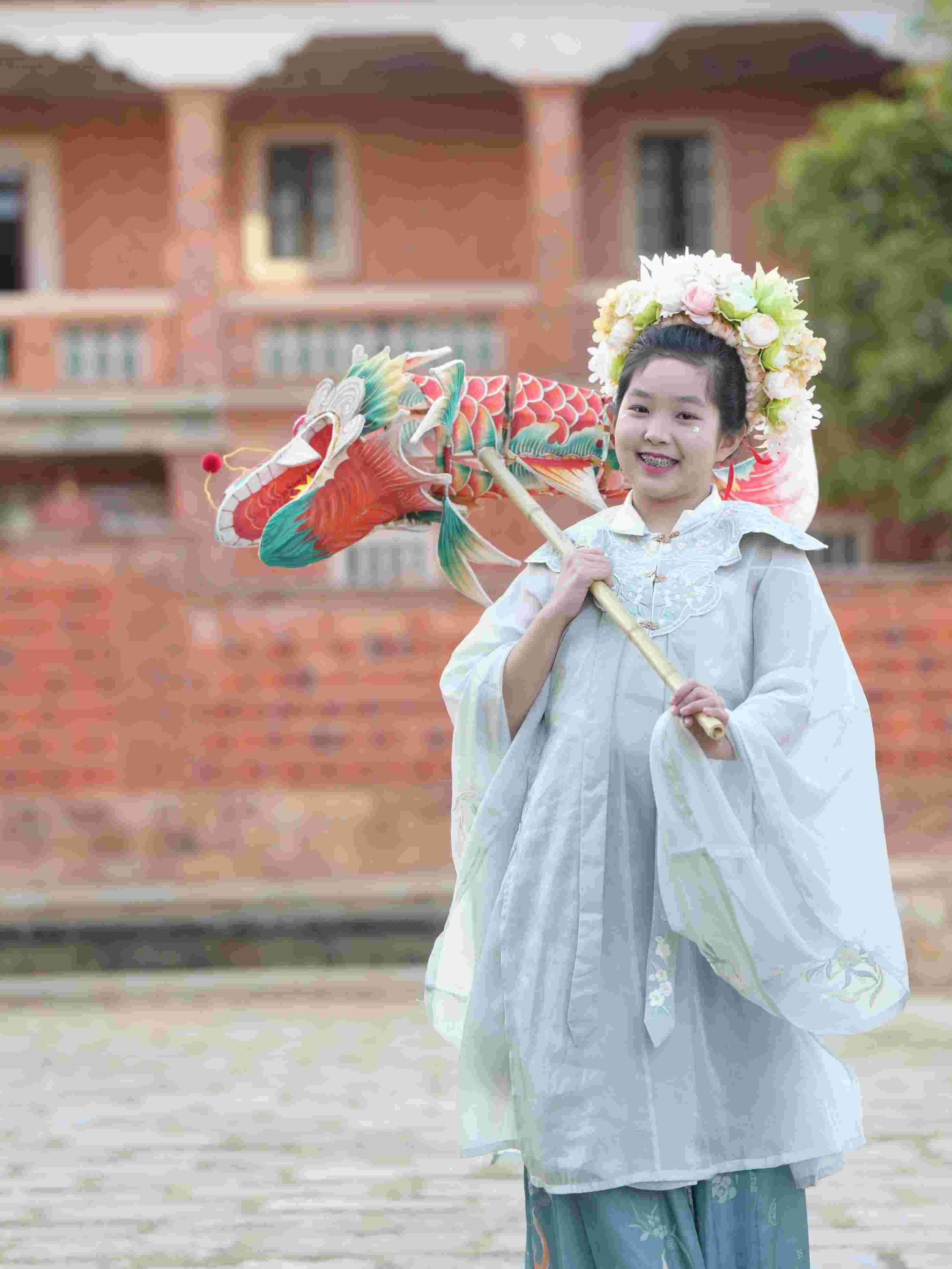 在泉州，沈女士為女兒拍下頭戴簪花的照片。受訪者供圖