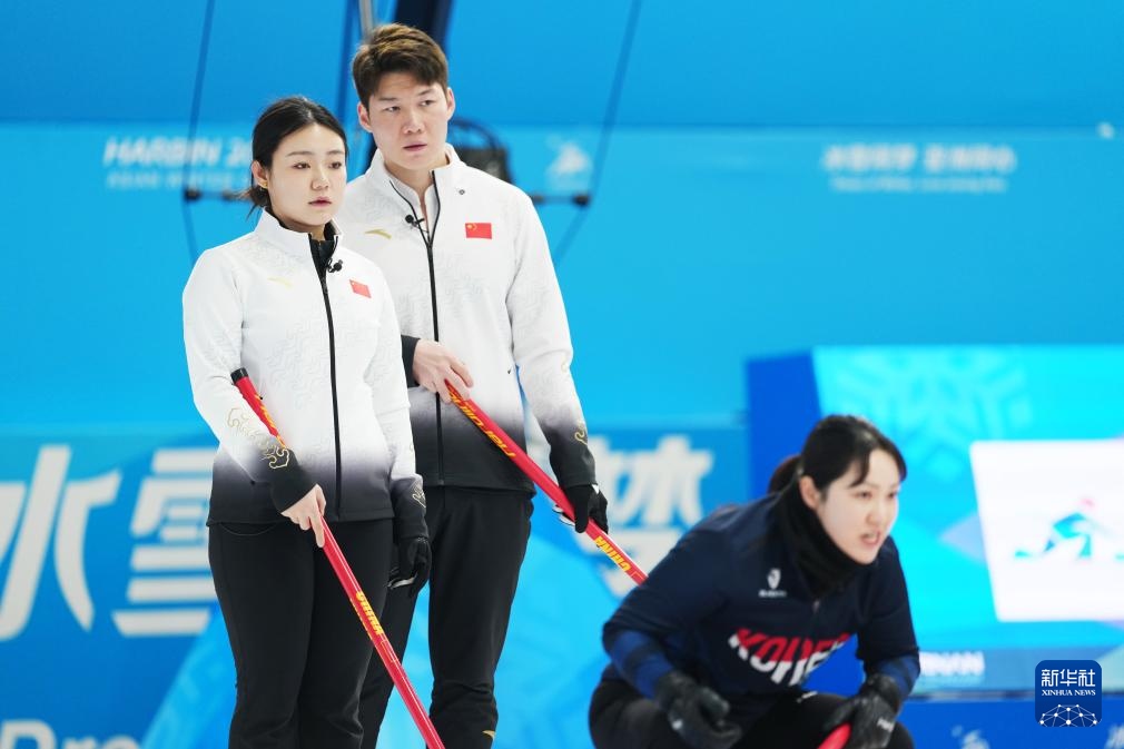 2月6日，中國隊選手王智宇（中）、韓雨（左）在比賽中。新華社記者 王松 攝