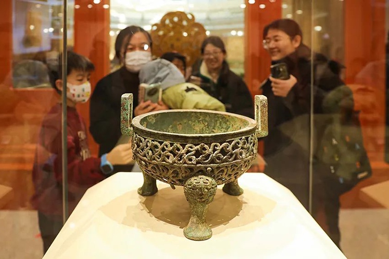 “尋蛇——藏在山西博物院里的蛇”展出的蟠蛇紋鏤空鼎。山西博物院供圖