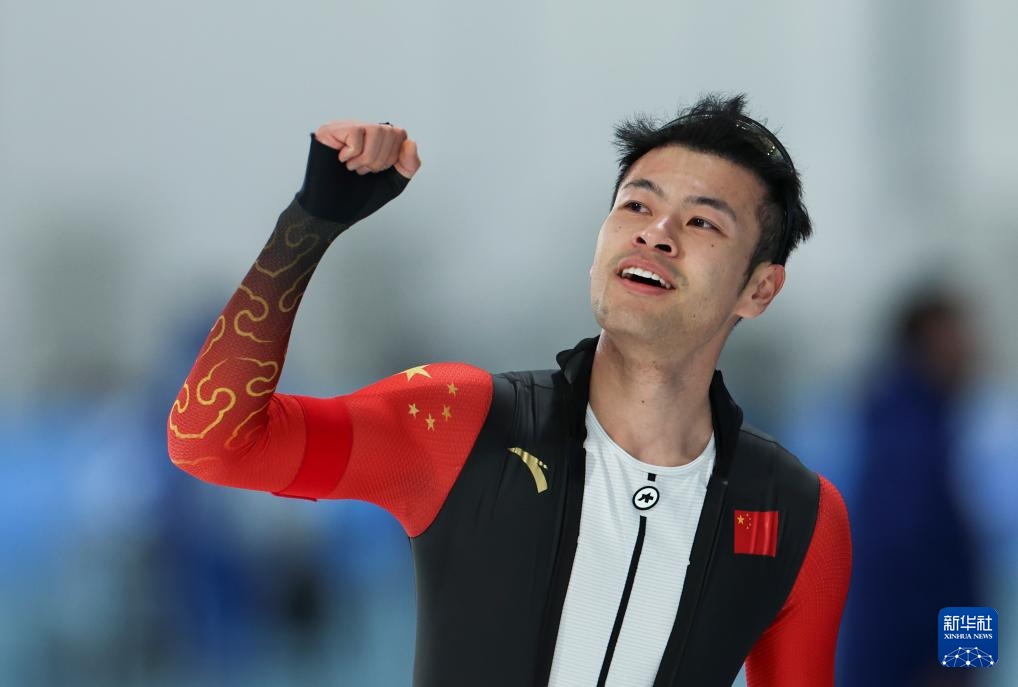 2月8日，寧忠?guī)r慶祝奪冠。新華社記者 王楷焱 攝