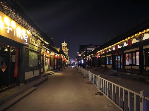 道歉公告發(fā)布后，夜晚10時(shí)的古城。人民網(wǎng)記者 黃鈺攝