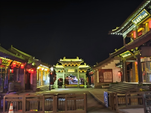 道歉公告發(fā)布后，凌晨5時(shí)的古城。人民網(wǎng)記者 黃鈺攝