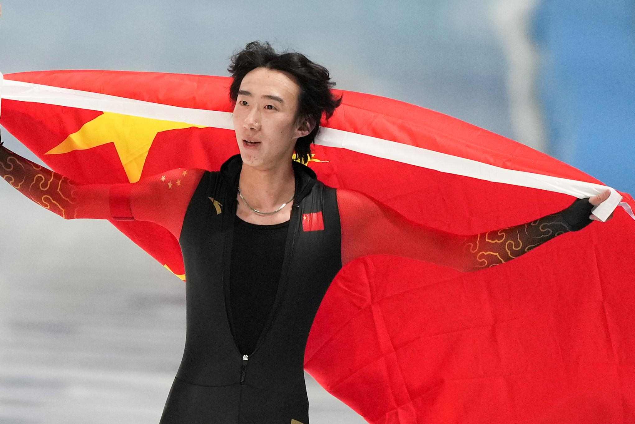 2月9日，吳宇慶祝奪冠。新華社記者 李一博 攝