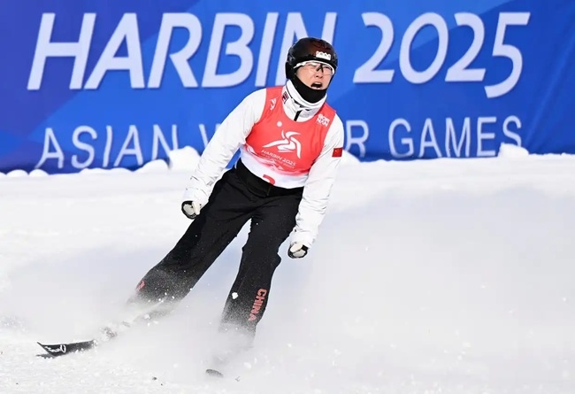 2月9日，徐夢(mèng)桃在完成動(dòng)作后慶祝。新華社記者 夏一方攝
