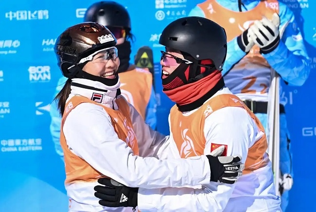 2月10日，中國隊(duì)選手李心鵬（前右）與徐夢桃慶祝。新華社記者 楊晨光攝