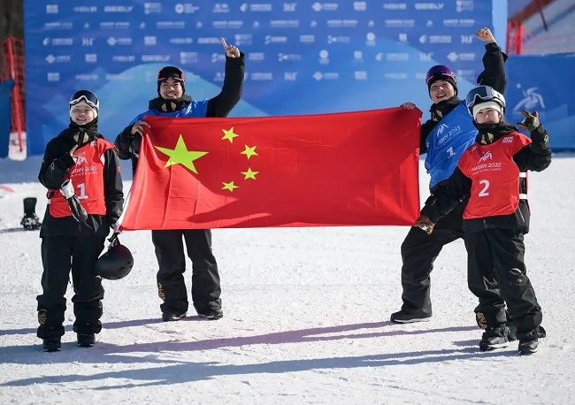 2月10日，中國隊選手張小楠、楊文龍、姜鑫杰與熊詩芮（從左至右）在比賽后慶祝。新華社記者 楊青攝