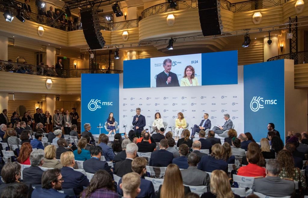 2024年2月18日，慕安會(huì)主席克里斯托夫·霍伊斯根（中左二）在德國(guó)慕尼黑舉行的第60屆慕尼黑安全會(huì)議上發(fā)表閉幕致辭。新華社記者 張帆 攝