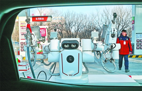 智能加油機(jī)器人在加能站工作。受訪者供圖
