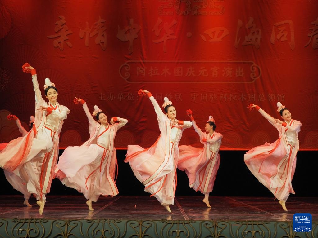 2月11日，在哈薩克斯坦阿拉木圖的阿拜國(guó)家歌劇和芭蕾舞劇院，中國(guó)演員表演舞蹈《元日霓裳》。新華社記者 趙宇 攝