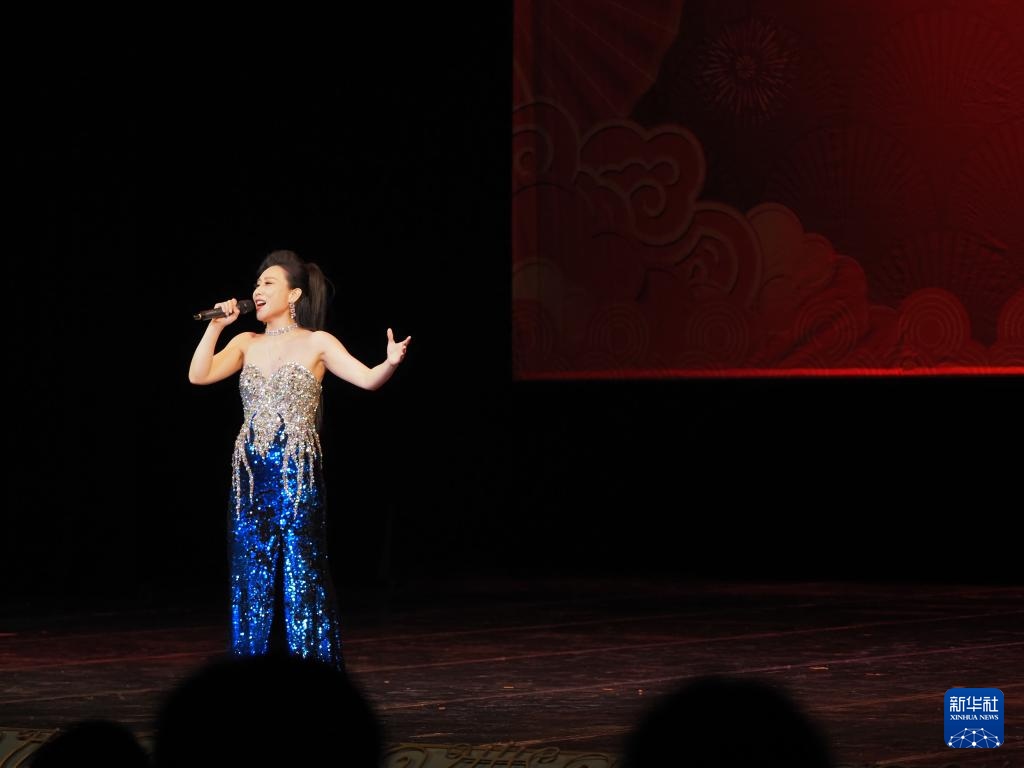 2月11日，歌手在哈薩克斯坦阿拉木圖的阿拜國(guó)家歌劇和芭蕾舞劇院演唱歌曲。新華社記者 趙宇 攝