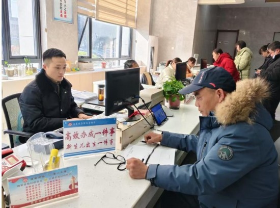 市民在 “高效辦成一件事” 窗口辦理業(yè)務(wù)。彭雪松攝