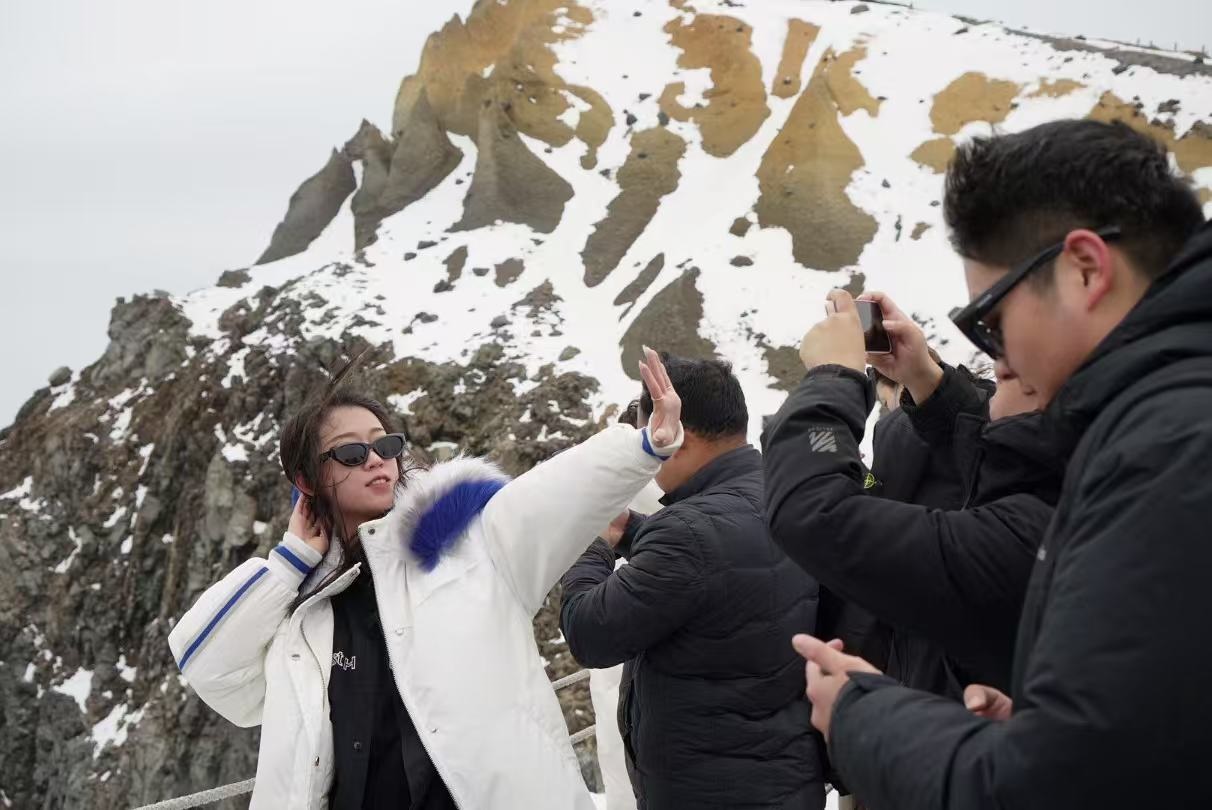 長白山天池旁游客拍照留念。人民網(wǎng) 皇甫萬里攝