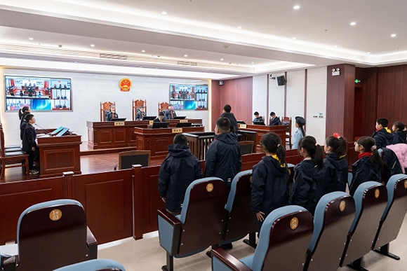 圖③：同學(xué)們開(kāi)展模擬法庭活動(dòng)。