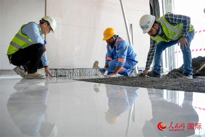 鋪地磚。人民網(wǎng)塔里克·易卜拉欣攝