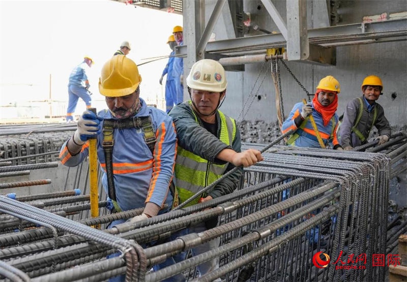 扎鋼筋。人民網(wǎng)塔里克·易卜拉欣攝
