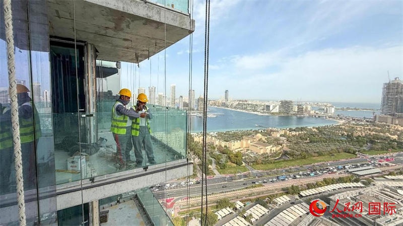 工人正在高層作業(yè)。人民網(wǎng)塔里克·易卜拉欣攝