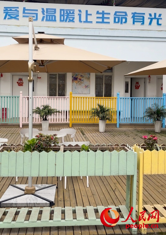 為讓“老小孩”住著開心，南泉鎮(zhèn)衛(wèi)生院設(shè)計(jì)成幼兒園風(fēng)格。人民網(wǎng) 陳葉欣攝