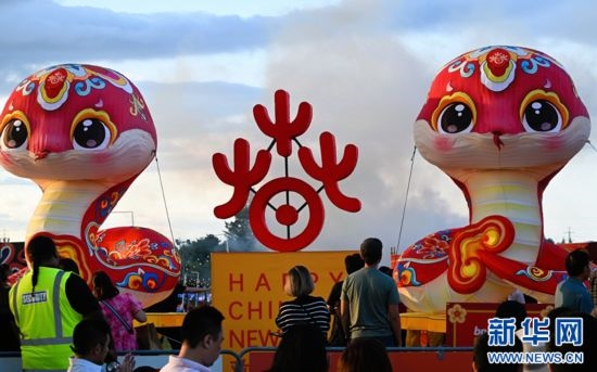 圖為游客在2025年奧克蘭元宵燈節(jié)游覽。（圖片由奧克蘭中國(guó)文化中心提供）