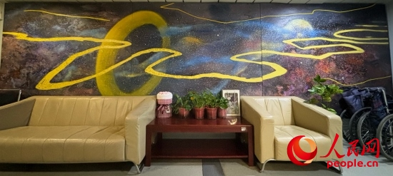 清華長(zhǎng)庚醫(yī)院掛著一幅名為“生命長(zhǎng)河”的畫(huà)，家屬將離世親人的名字寫(xiě)在上面。人民網(wǎng) 陳葉欣攝