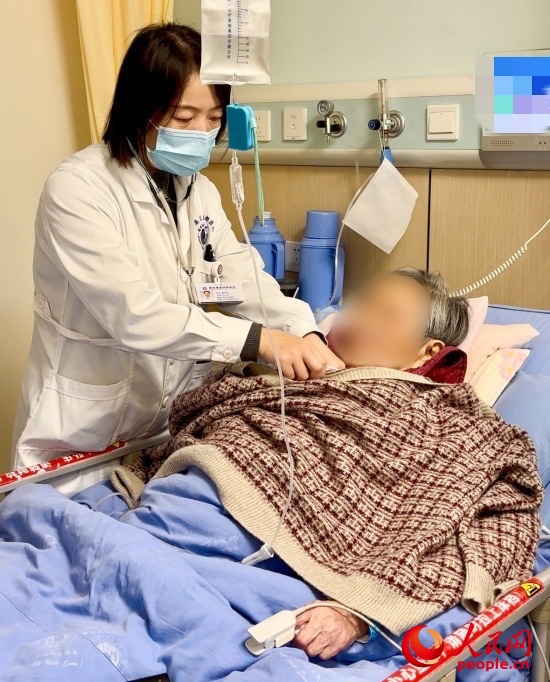 廖澤燕為張婆婆聽(tīng)診。人民網(wǎng)記者 金慧慧攝