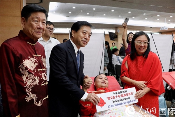 韓志強(qiáng)大使與獻(xiàn)血者代表合影。朱瀟逸攝
