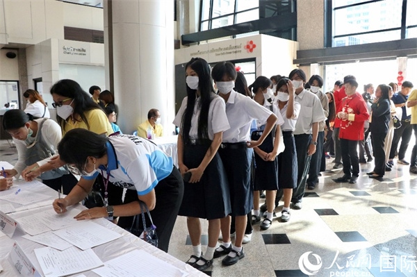 獻(xiàn)血者排隊(duì)填寫(xiě)報(bào)名表。朱瀟逸攝