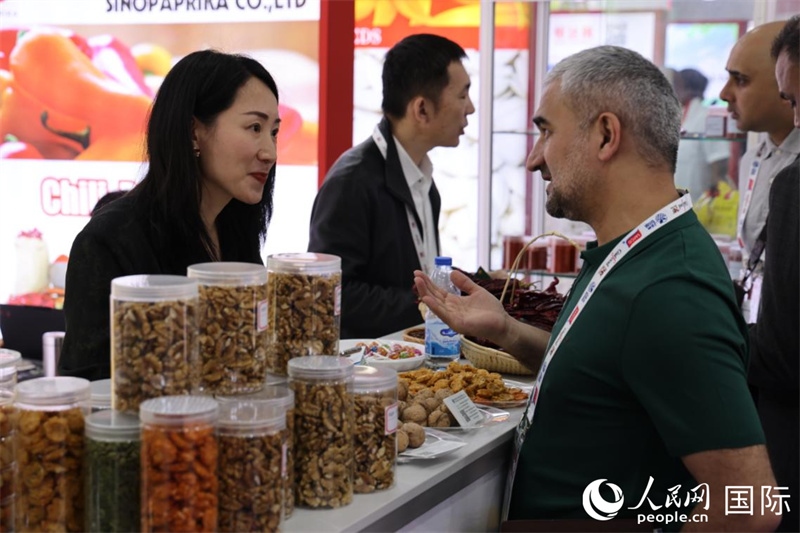 中外商家在第三十屆海灣食品展上交流。人民網(wǎng)記者 張志文攝