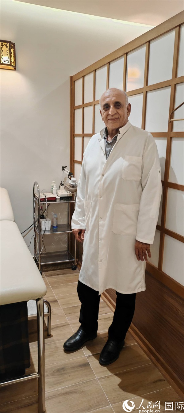 哈利勒在中醫(yī)診所。人民網(wǎng)記者 黃培昭攝