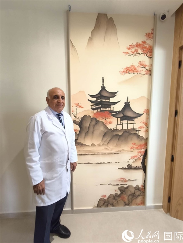哈利勒的診所中國元素很濃。人民網(wǎng)記者 黃培昭攝