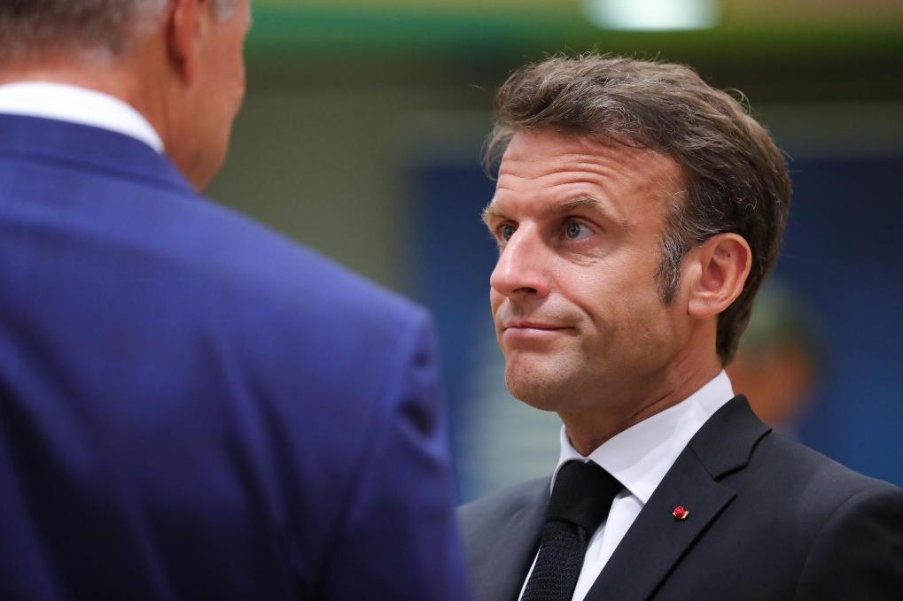 2023年6月29日，在比利時布魯塞爾，法國總統(tǒng)馬克龍（右）準(zhǔn)備出席歐盟峰會。新華社記者鄭煥松攝
