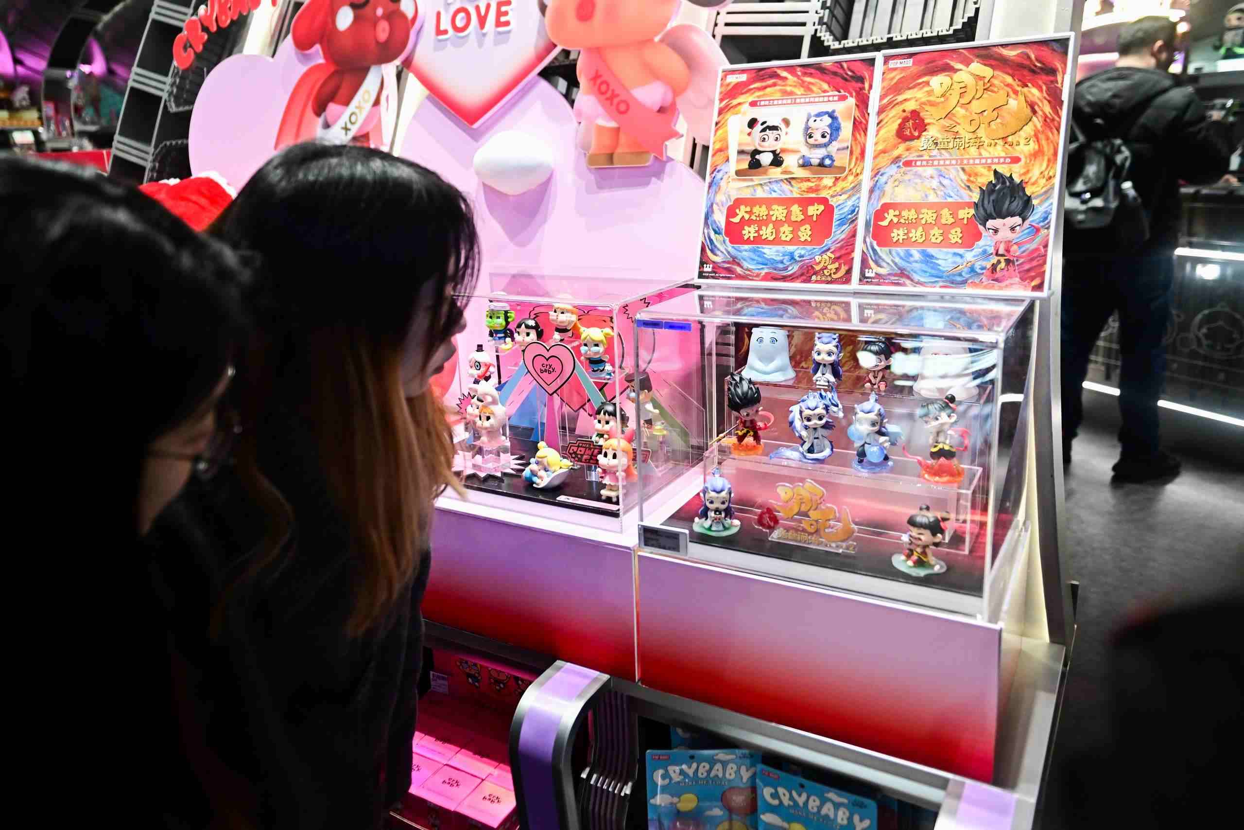 △2025年2月22日，上海，市民在圍觀《哪吒之魔童鬧海》相關(guān)手辦盲盒。