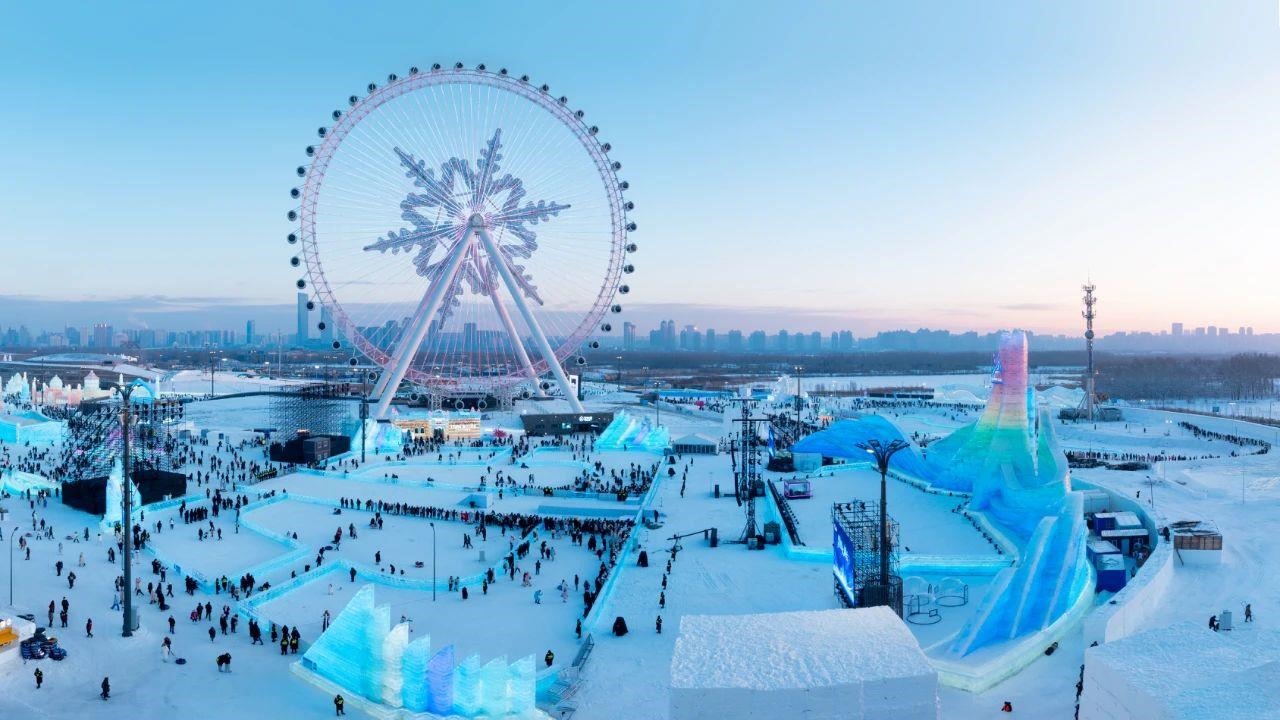 △哈爾濱冰雪大世界吸引游客前來(lái)打卡。