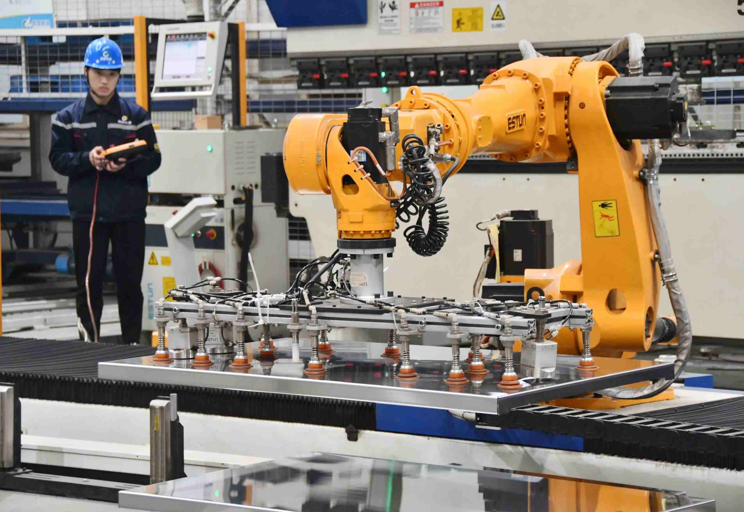 △2025年2月21日，河北邯鄲永年區(qū)工業(yè)園區(qū)的一家企業(yè)，工人正在操控工業(yè)機(jī)器人作業(yè)。