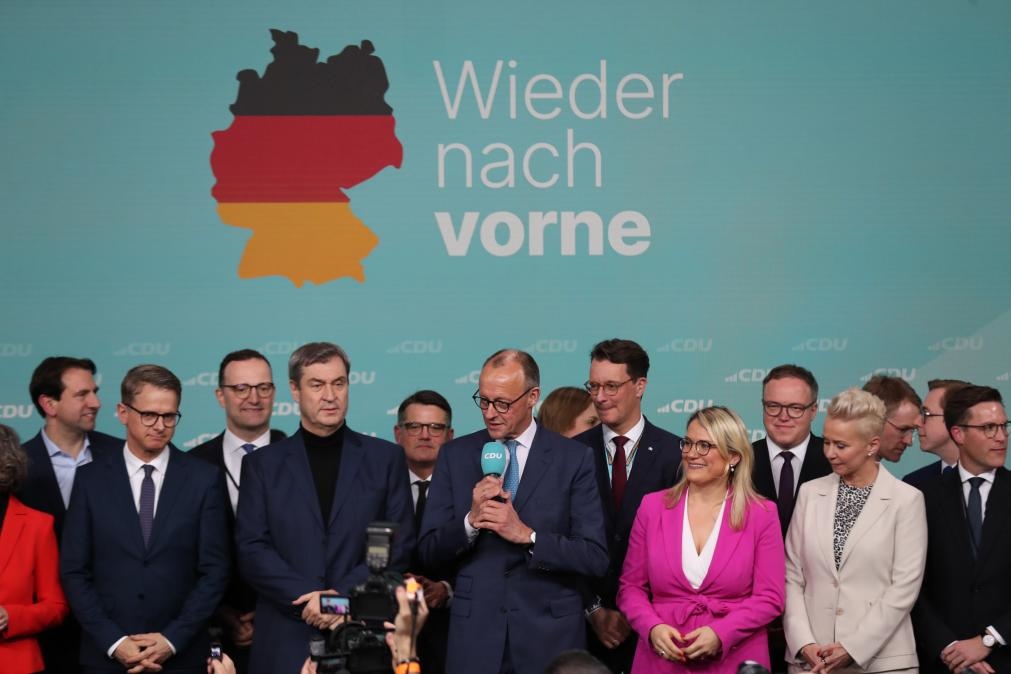 2月23日，在德國柏林的基督教民主聯(lián)盟總部，聯(lián)盟黨總理候選人默茨（中）在出口民調(diào)顯示領(lǐng)先后接受祝賀。新華社記者杜哲宇攝