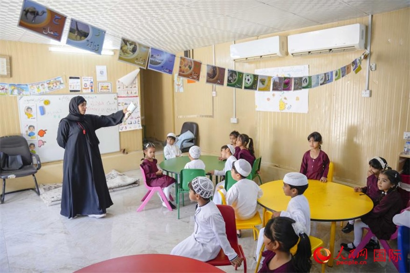 在庫(kù)姆扎爾的學(xué)校，老師正在給孩子們上課。人民網(wǎng) 塔里克·易卜拉欣攝