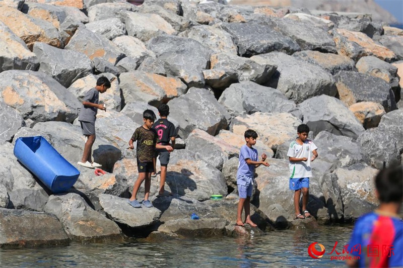 在海邊玩耍的孩子們。人民網(wǎng) 塔里克·易卜拉欣攝